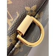 Сумка Louis Vuitton Bumbag из классической канвы Monogram с кожаной нашивкой